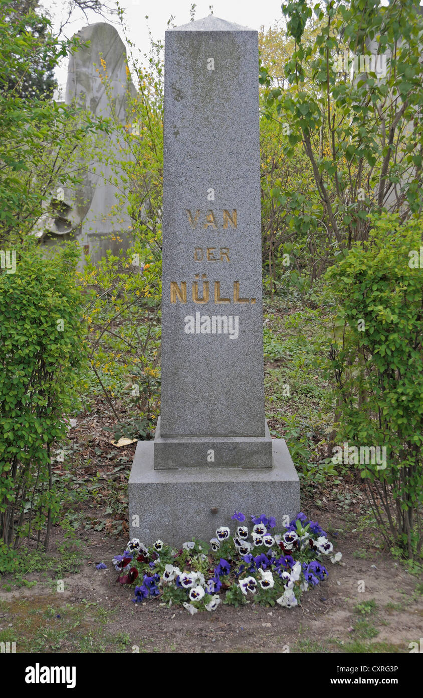 La tumba del arquitecto austríaco Edward Van der Null en el cementerio Zentralfriedhof, latentes, Viena, Austria. Foto de stock