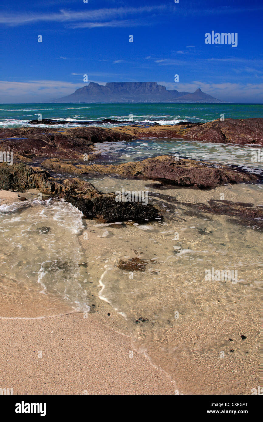 La playa de Bloubergstrand, Table Mountain en la espalda, Cape Town, Sudáfrica, África Foto de stock