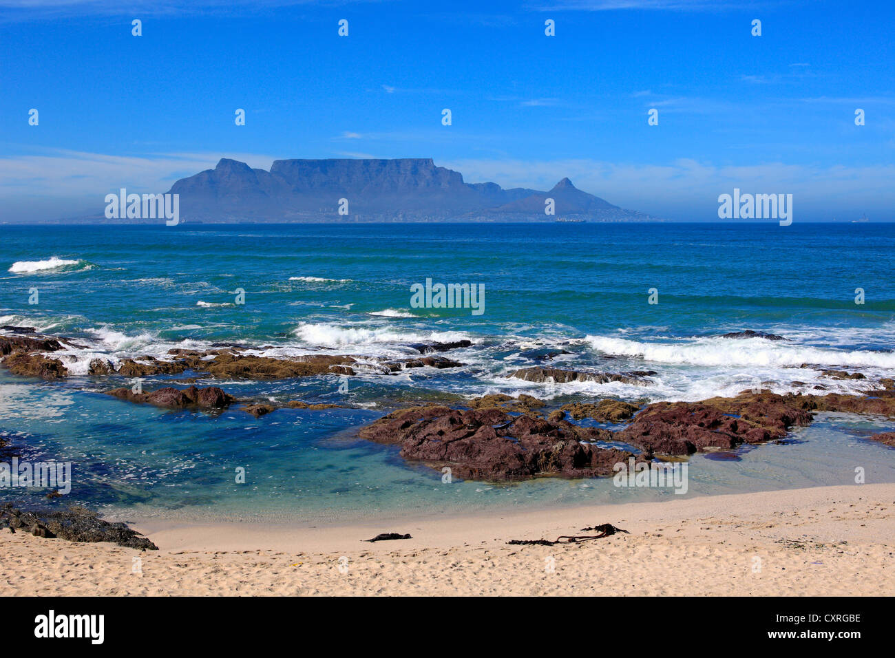 La playa de Bloubergstrand, Table Mountain en la espalda, Cape Town, Sudáfrica, África Foto de stock