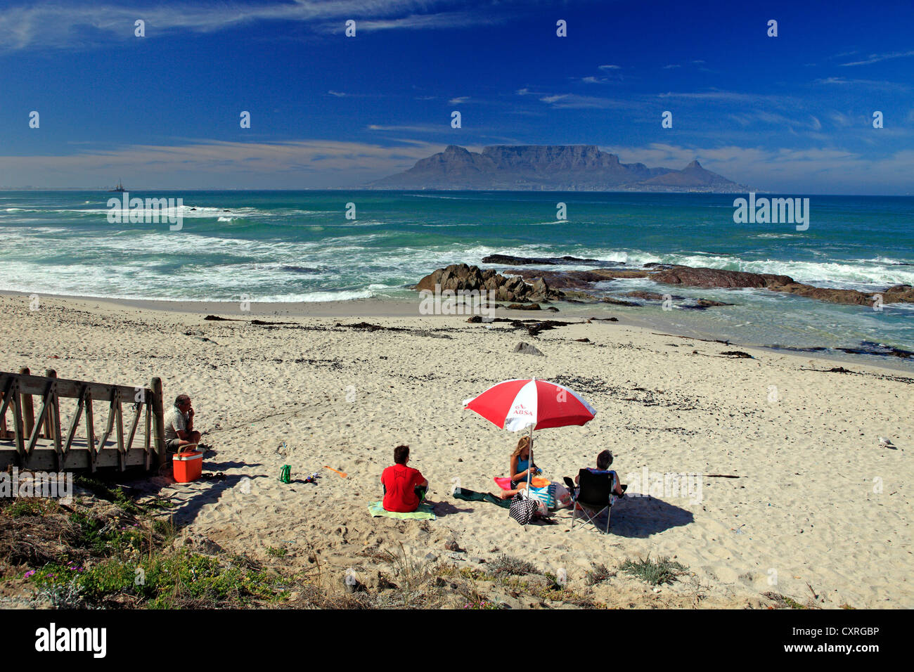 Los turistas en la playa, la playa de Bloubergstrand, Table Mountain en la espalda, Cape Town, Sudáfrica, África Foto de stock