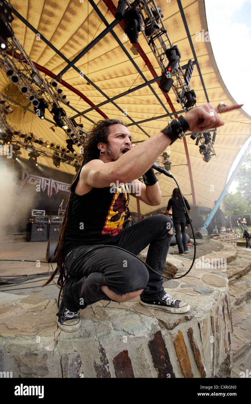Mark Osegueda, frontman de la banda de trash metal americana 'Death Angel' jugando en el Metalfest Loreley, escenario al aire libre Foto de stock