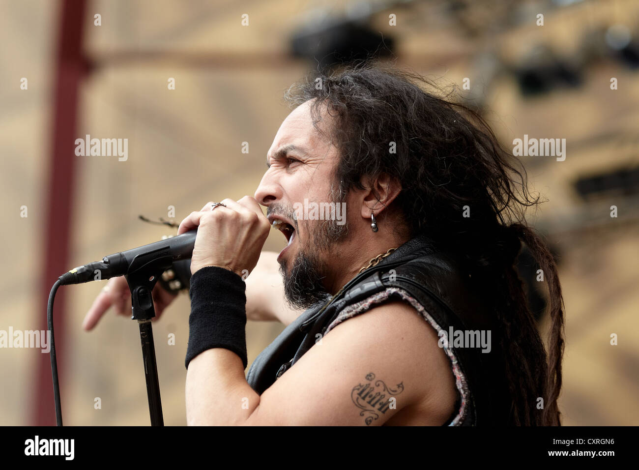Mark Osegueda, frontman de la banda de trash metal americana 'Death Angel' jugando en el Metalfest Loreley, escenario al aire libre Foto de stock