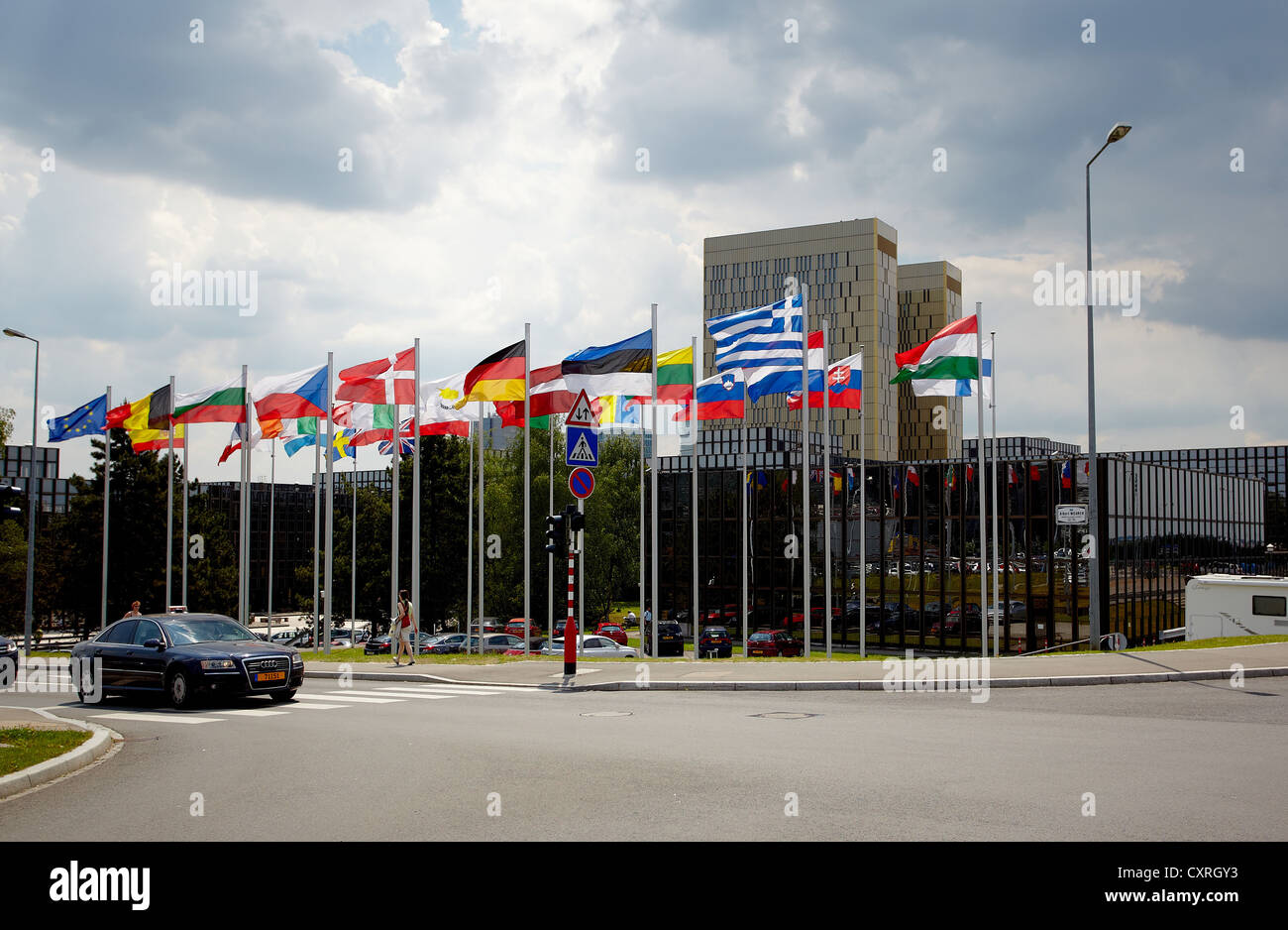 Banderas de los Estados miembros de la Unión Europea frente al edificio de la Comisión Europea en Luxemburgo, Europa Foto de stock