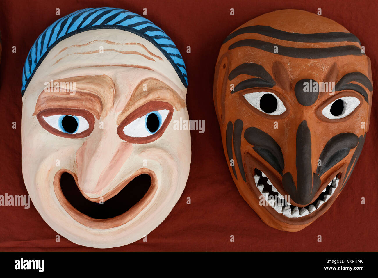 Dos caras grotescas, Teatro Romano máscaras hechas de arcilla, pintadas,  réplicas Fotografía de stock - Alamy
