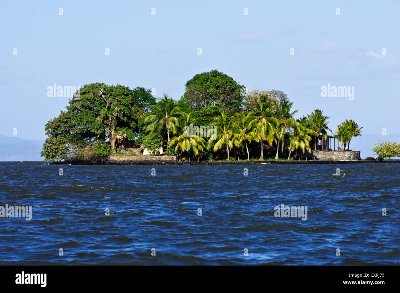Pequeña isla con vegetación tropical en el Lago de Nicaragua, isletas, Lago de Nicaragua, Nicaragua, Centroamérica Foto de stock