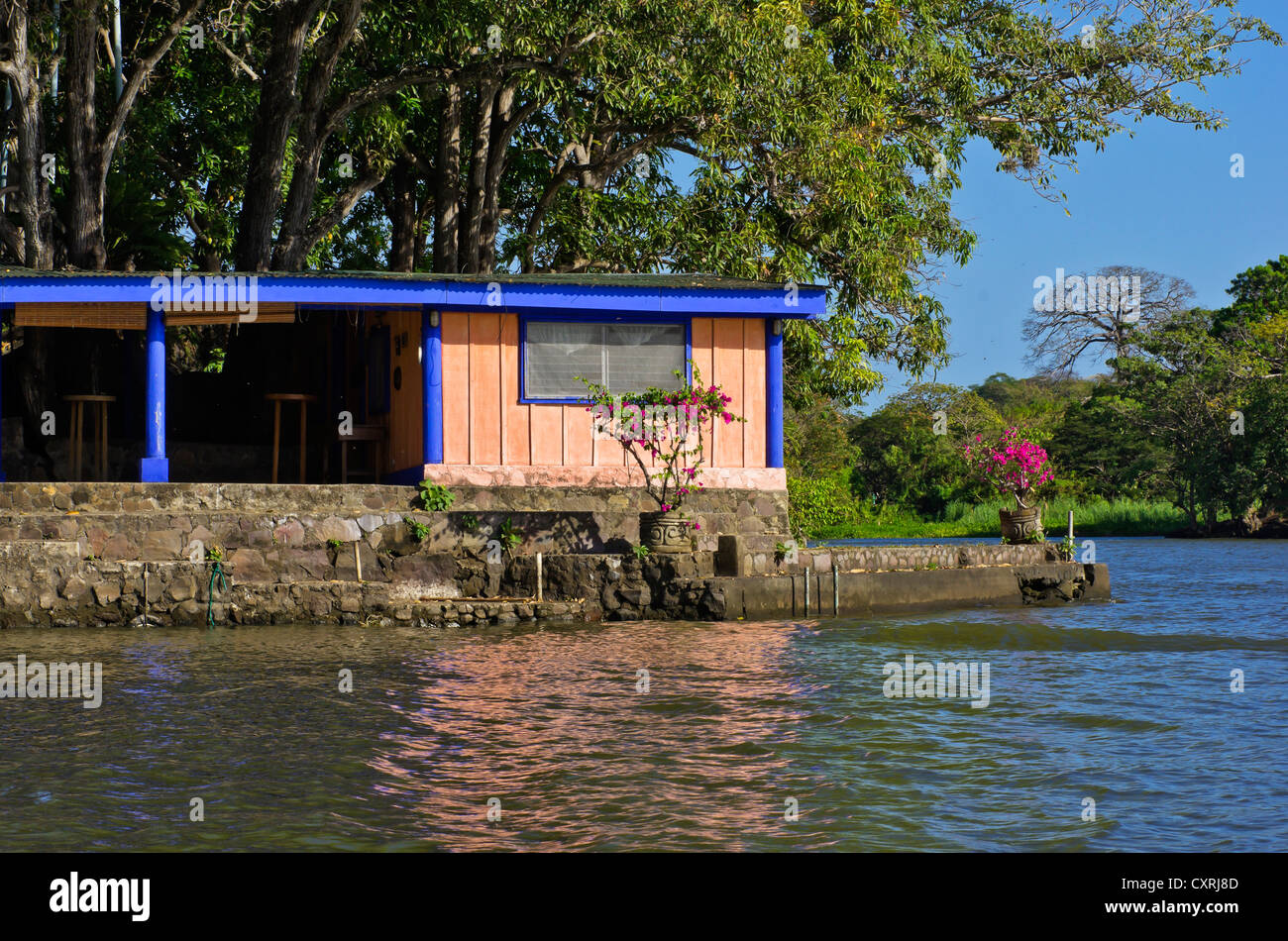 Casa en una isla con vegetación tropical en el Lago de Nicaragua, isletas, Lago de Nicaragua, Nicaragua, Centroamérica Foto de stock