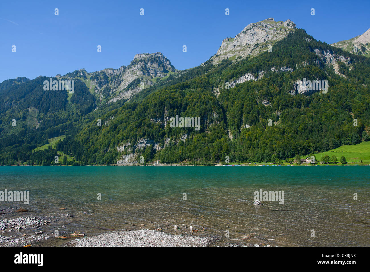 Lago de montaña en Kloental, Glaris, Suiza Foto de stock