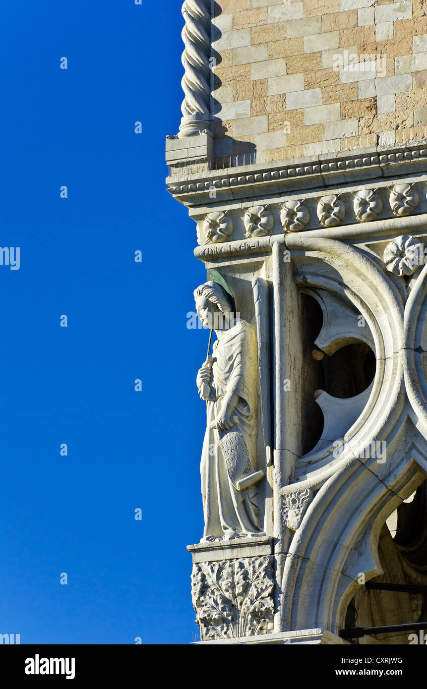 Palacio Ducal, fachada Detalle con figura, Piazzetta San Marco, Venecia, Venezia, Véneto, Italia, Europa Foto de stock