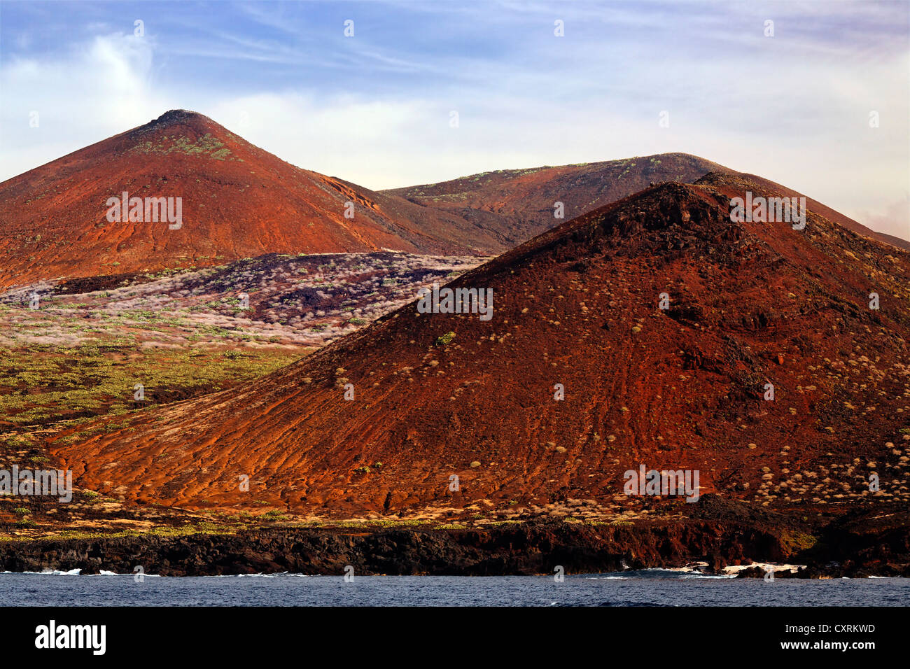 Árido paisaje de colinas volcánicas en la costa, la isla de San Benedicto, cerca de Socorro, islas, el Archipiélago de Revillagigedo, México Foto de stock