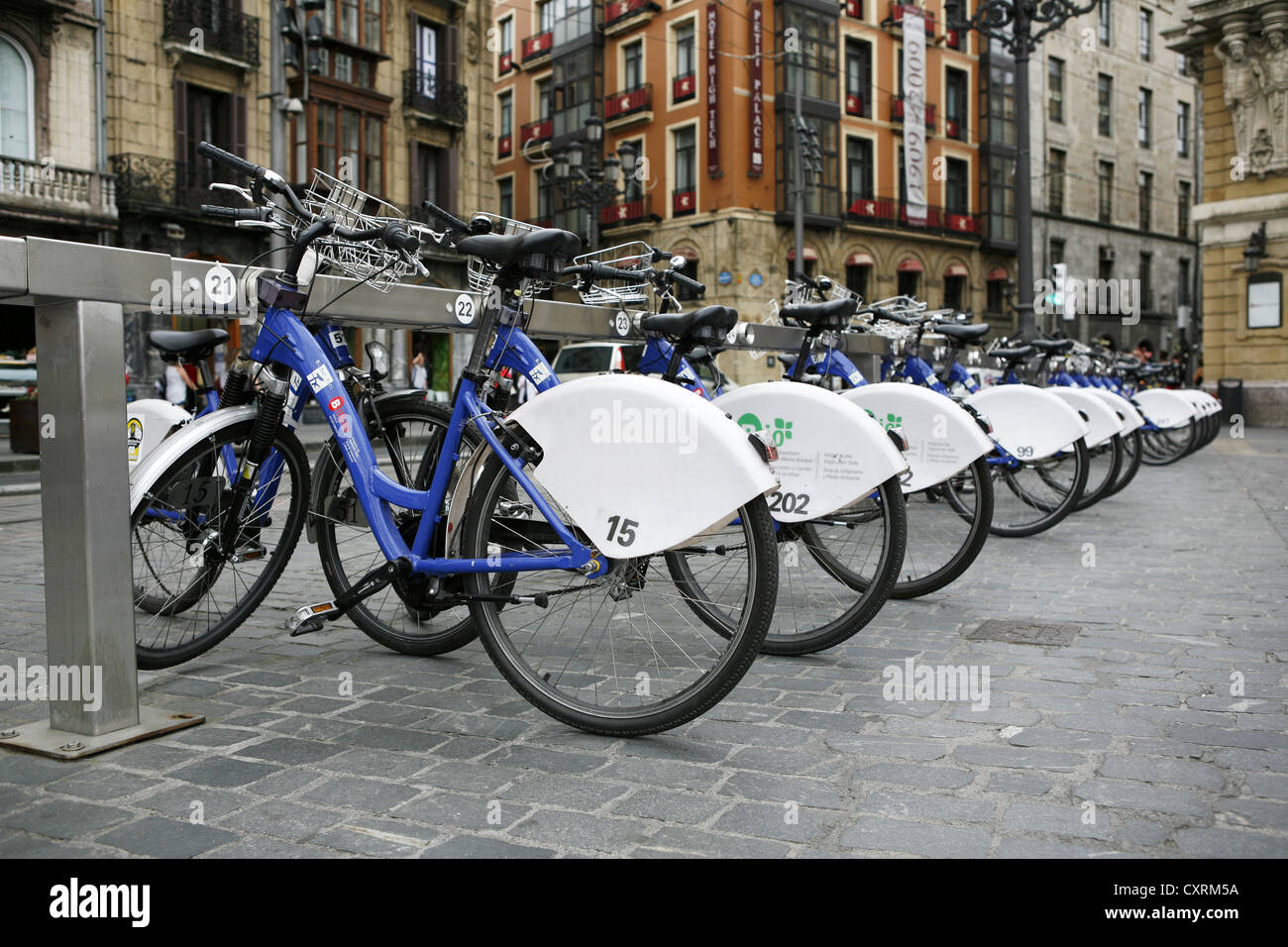 Alquiler de bicicletas, Alquiler de bicicletas, estación de Bilbao, País  Vasco, Norte de España, España, Europa Fotografía de stock - Alamy
