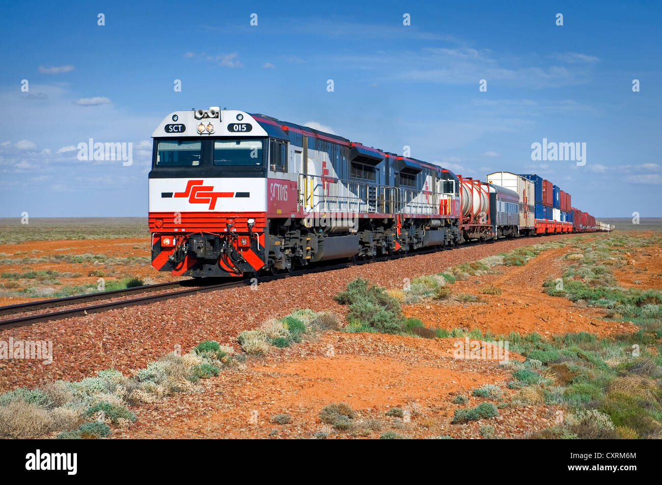 Ferrocarril Central australiano en su camino a través de los desiertos. Foto de stock