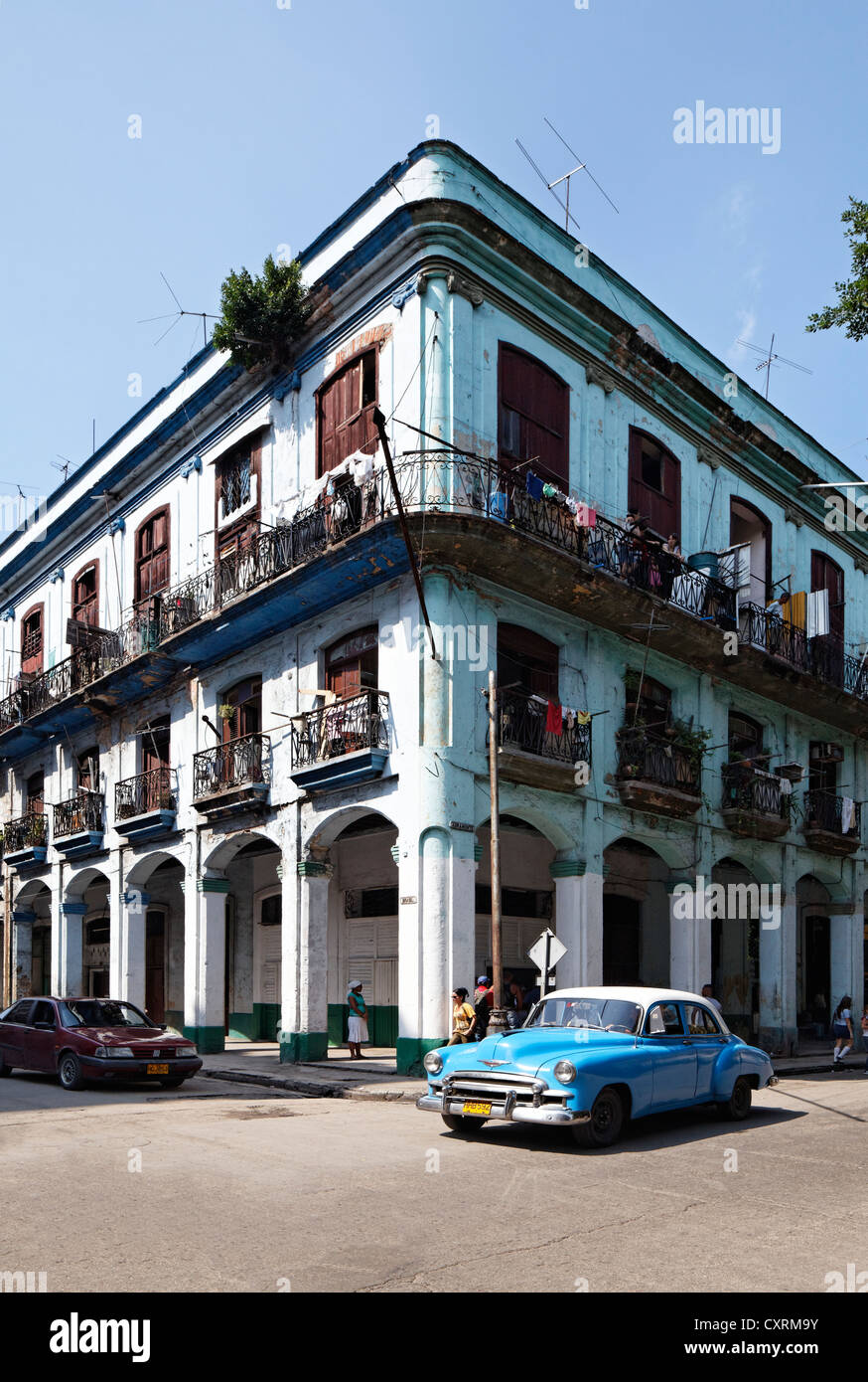 Fachada de un edificio ruinoso, con balcones, Villa de San Cristóbal de La Habana Vieja, La Habana, Ciudad de La Habana. Foto de stock