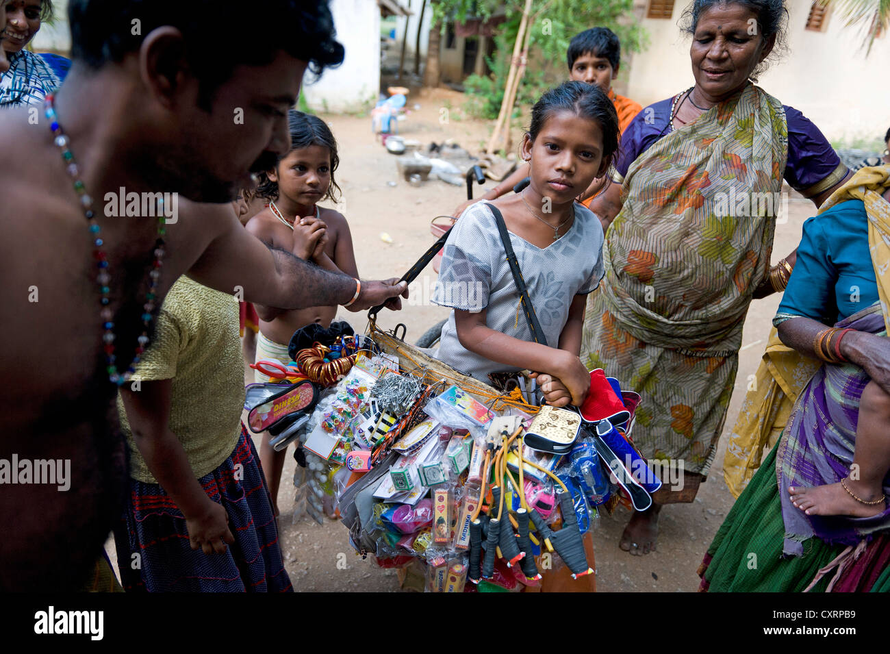 Chica, de 13 años, regresa a casa después de trabajar con un calado de ventas móviles, niño trabajador, Karur, Tamil Nadu, India del Sur, India, Asia Foto de stock