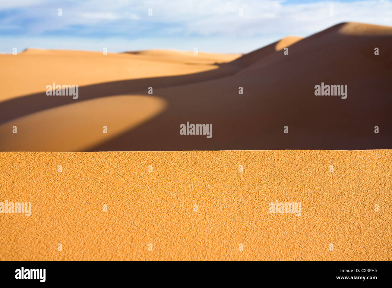 El borde afilado de una duna en el desierto de Libia, el Sahara, Libia, África del Norte, África Foto de stock