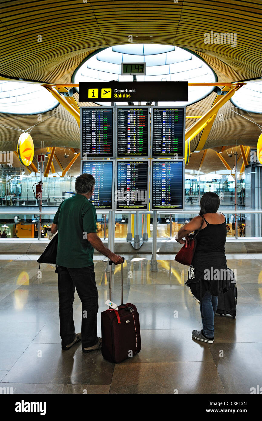Las placas con los horarios de salida en el aeropuerto de Madrid-Barajas,  Madrid, España Fotografía de stock - Alamy
