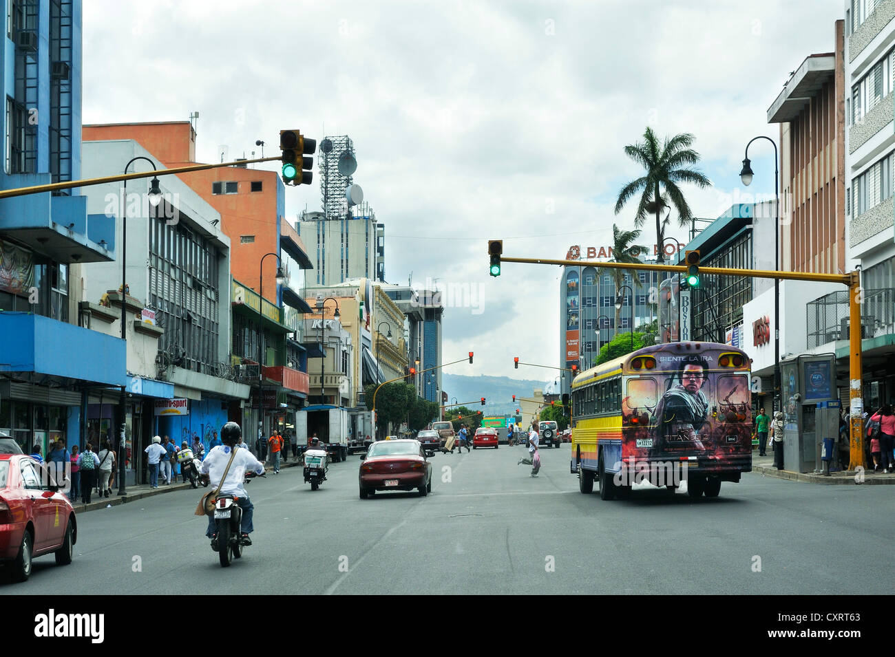 Pintado de bus y muchos semáforos, San José, Costa Rica, Centroamérica Foto de stock