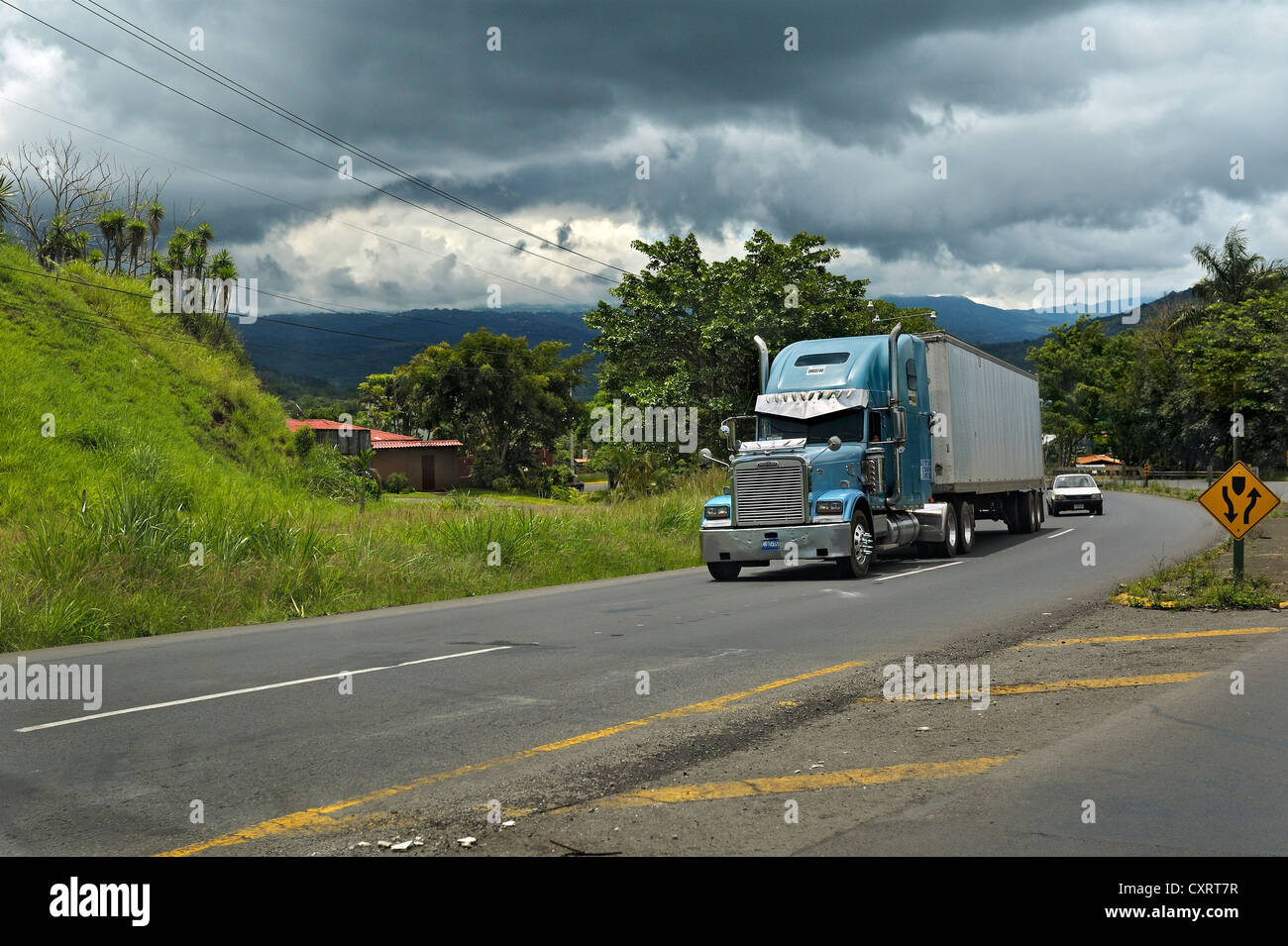 Carretera y camiones grandes nubes de tormenta en frente de San José, provincia de Alajuela, Costa Rica, Centroamérica Foto de stock