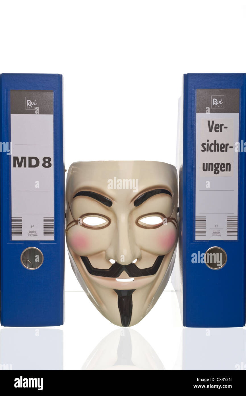 'Anonymous', Guy Fawkes o 'V de Vendetta' máscara, acuñada entre carpetas sin etiqueta azul Foto de stock
