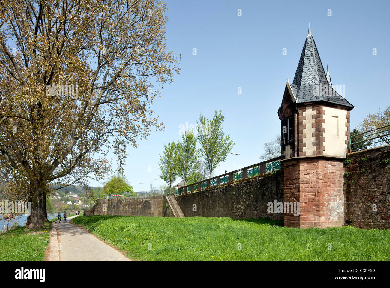 Las murallas de la ciudad y nivel de un edificio, el Mosela promenade, Trier, Renania-Palatinado, Alemania, Europa PublicGround Foto de stock