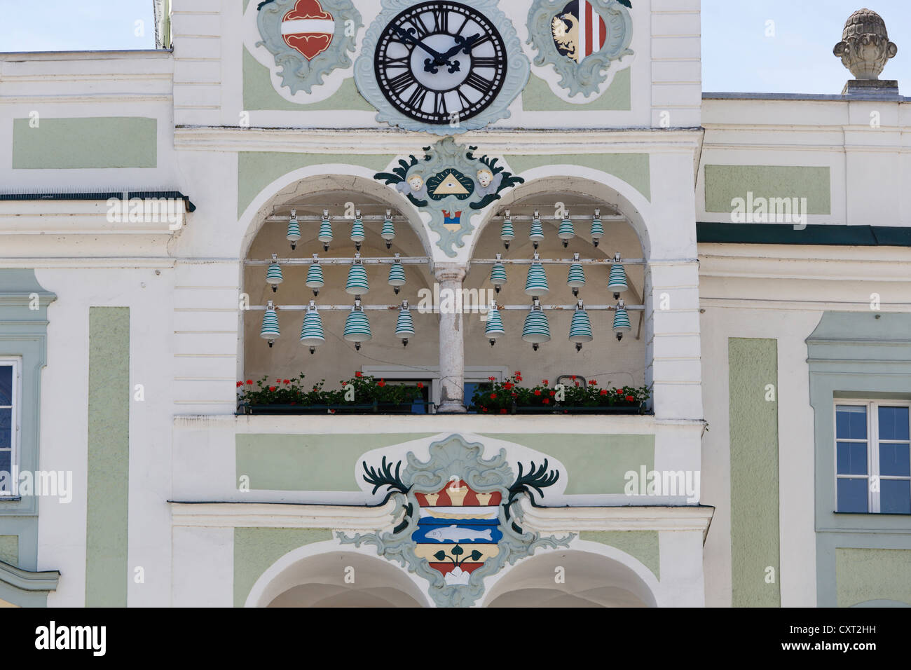 Town Hall, con una cerámica glockenspiel, Gmunden, región de Salzkammergut, Upper Austria, Austria, Europa PublicGround Foto de stock