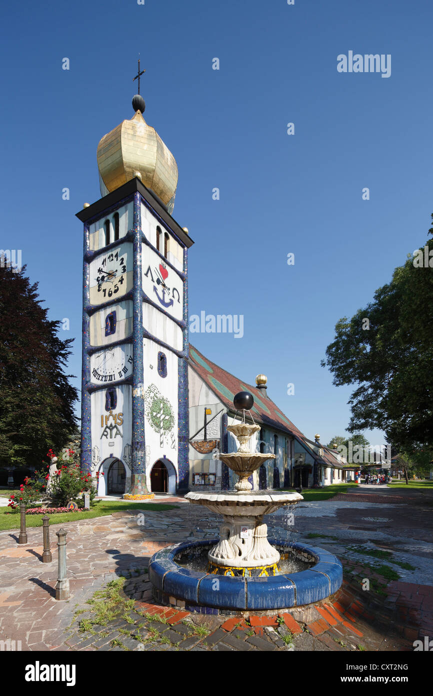 Iglesia de Santa Bárbara, también Hundertwasserkirche, rediseñado con los planes por Friedensreich Hundertwasser, Baernbach, Estiria Foto de stock