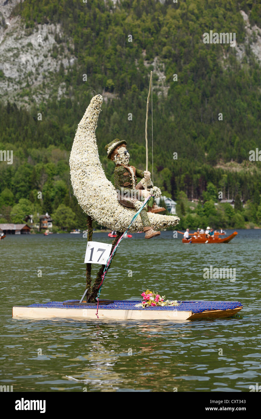 El hombre en la luna, la figura de narcisos, desfile en barco en el lago Altausseer Ver, Narciso Festival, Altaussee cerca de Bad Aussee Foto de stock