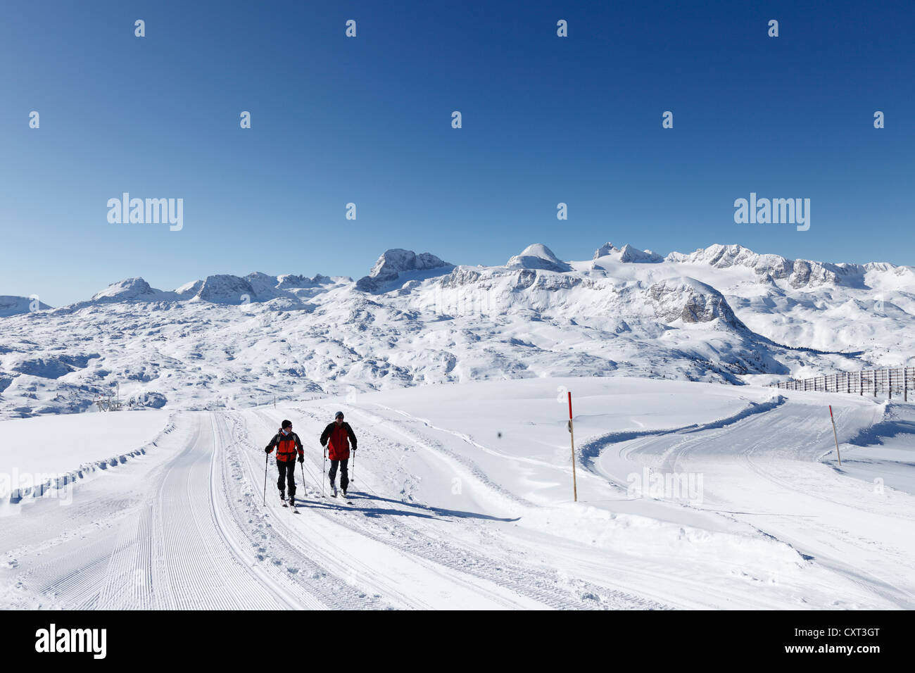 Los esquiadores de fondo en Krippenstein Montaña, mirando hacia las montañas de Eselstein, Landfriedstein, Koppenkarstein, Hoher Foto de stock