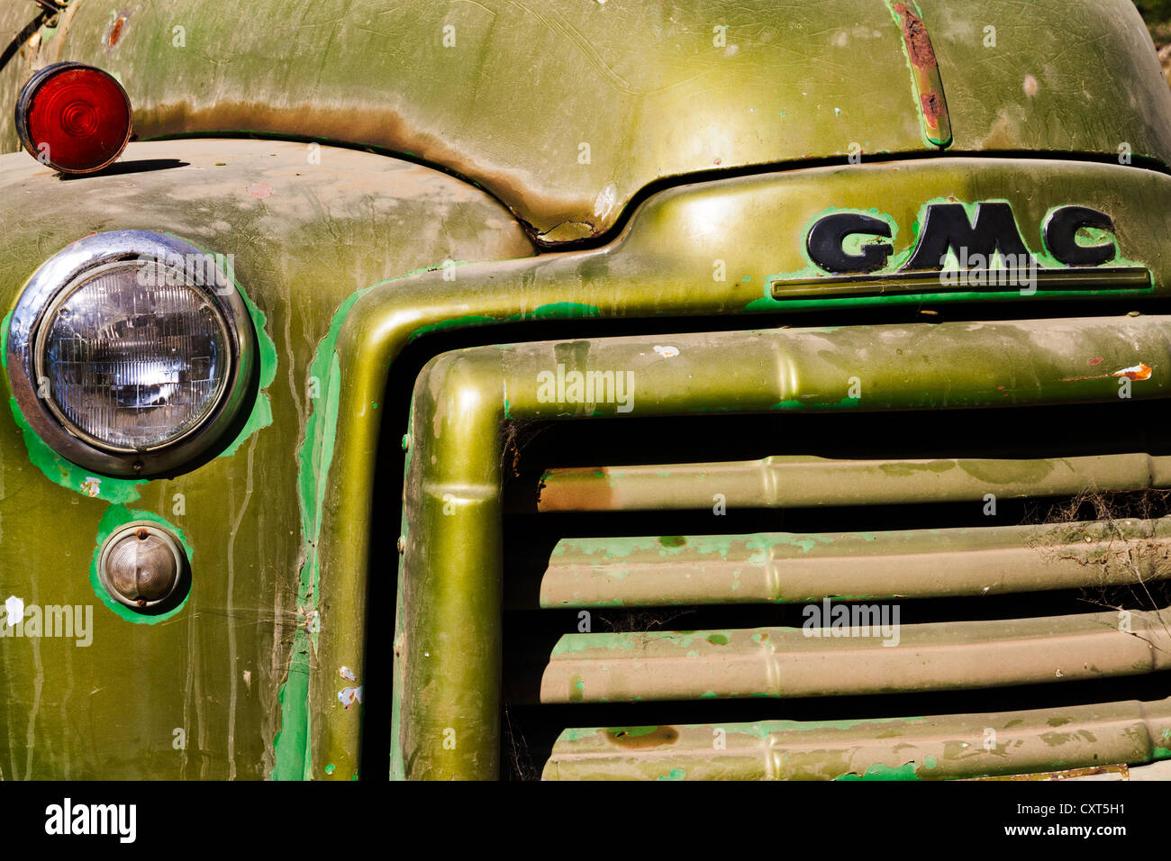 Cerca de la parte delantera del camión granja GMC vintage. Foto de stock