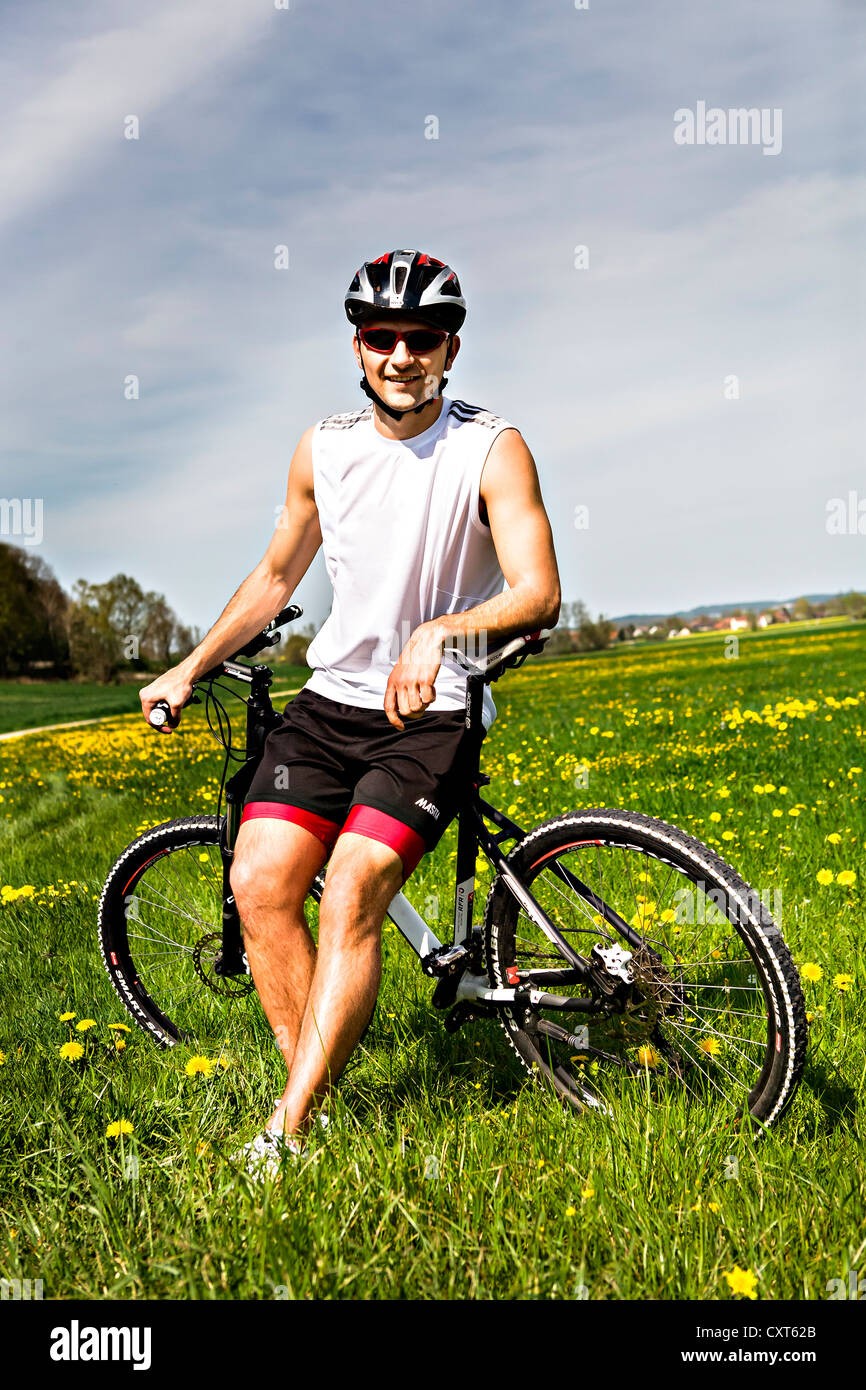 Joven tomando un descanso en bicicleta Fotografía de stock - Alamy