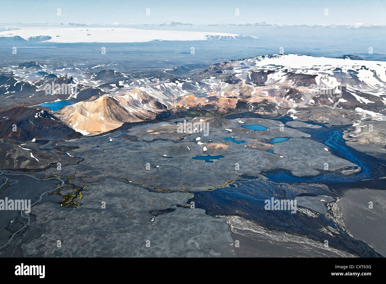 Vista aérea, montañas, lagos y glaciares de la cordillera central de Islandia, Langjoekull glaciar en la espalda, Islandia, Europa Foto de stock