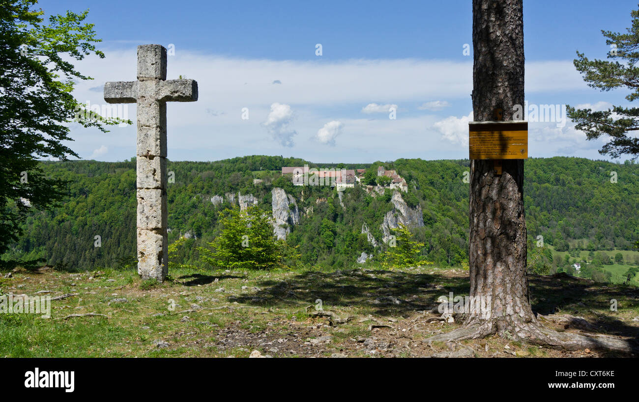 Cruz de Piedra en Hoher Felsen rock, con vistas del Castillo Schloss Werenwag, Parque Natural alto Danubio, Valle del Danubio superior Foto de stock