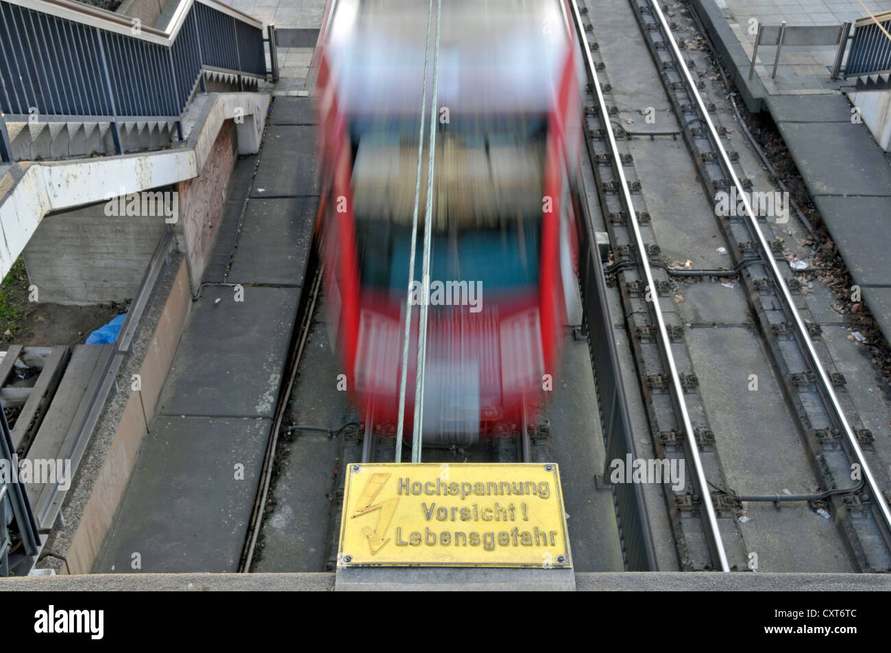 Señal de advertencia, "Hochspannung, Vorsicht Lebensgefahr', Alemán para 'Danger, alto voltaje', tranvía, Colonia, Renania del Norte-Westfalia Foto de stock