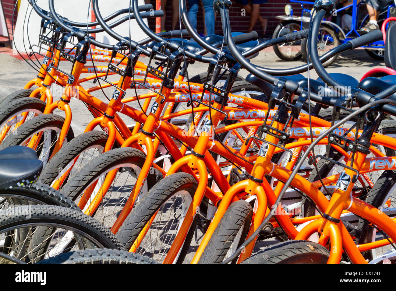 Las bicicletas se alinearon para alquiler en 'Santa Bárbara', California  Fotografía de stock - Alamy