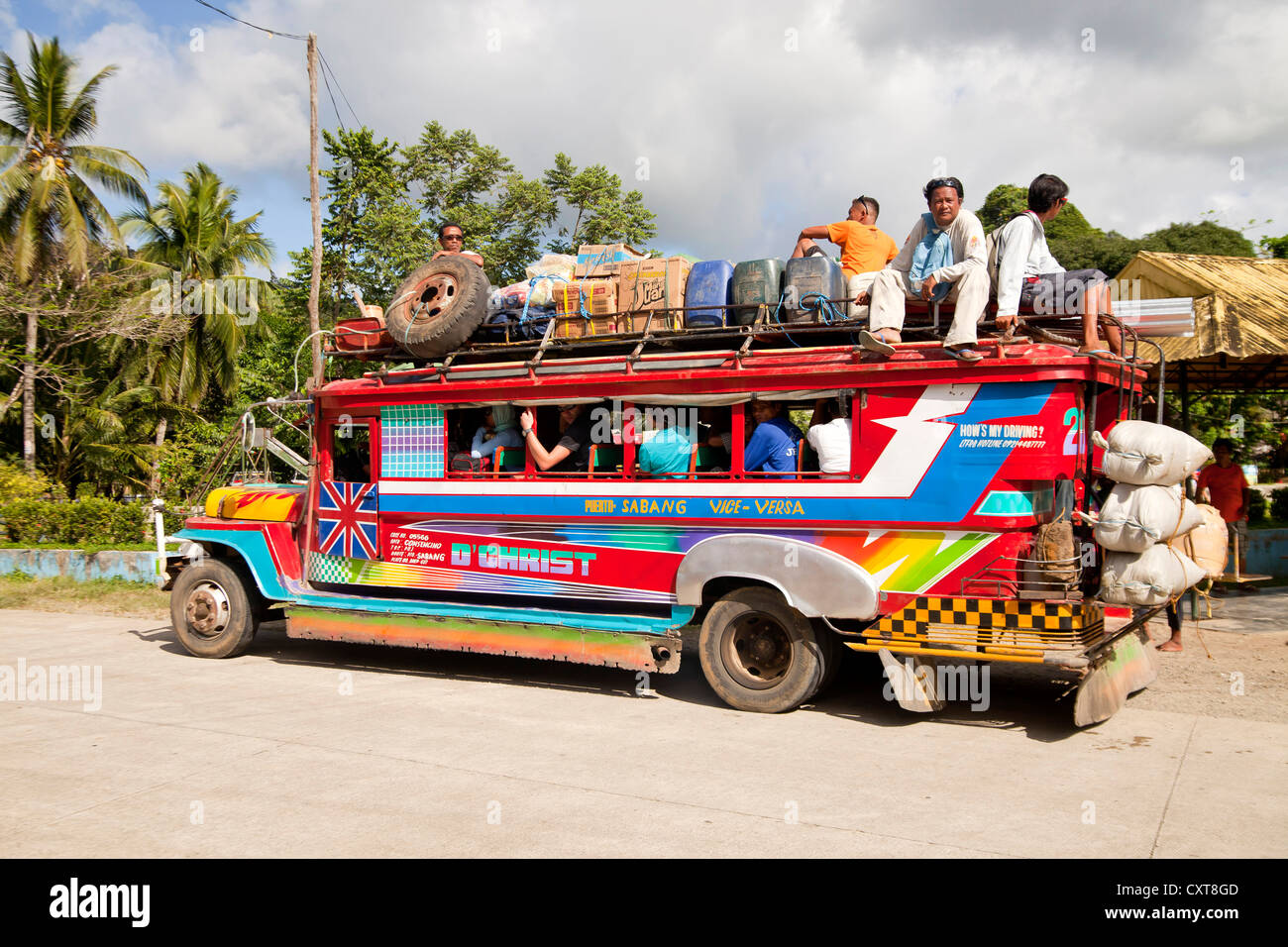 Jeepney completamente cargado, responsable por el transporte público en las Filipinas, Sabang, Palawan, Filipinas, Asia Foto de stock