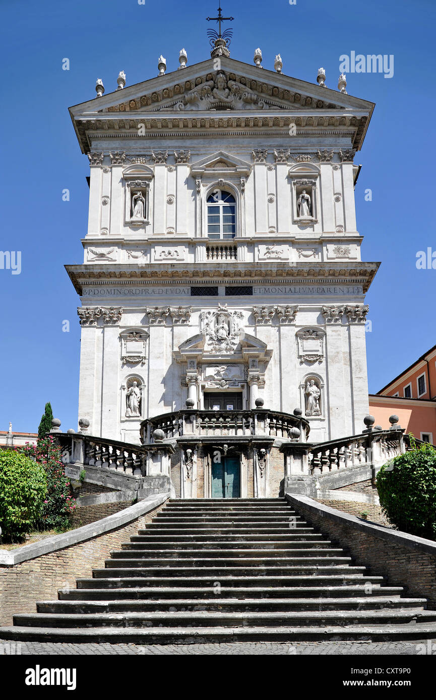Iglesia del monasterio de Santi Domenico e Sisto, fachada y escaleras por Vincenzo della Greca, Angelicum, en Roma, región de Lazio, Italia Foto de stock
