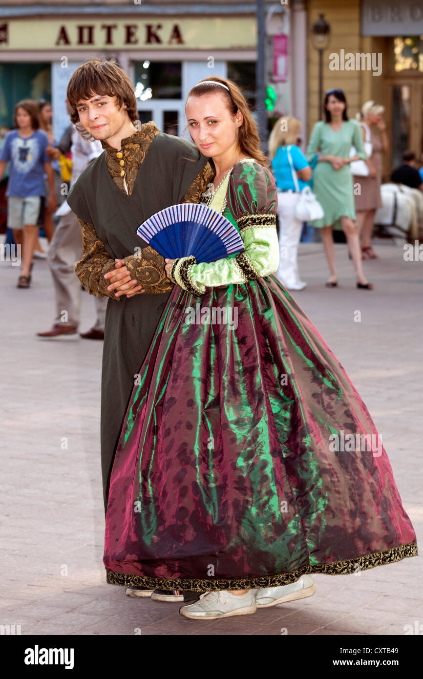 Pareja en trajes tradicionales, L'viv Old Town, Ucrania Foto de stock