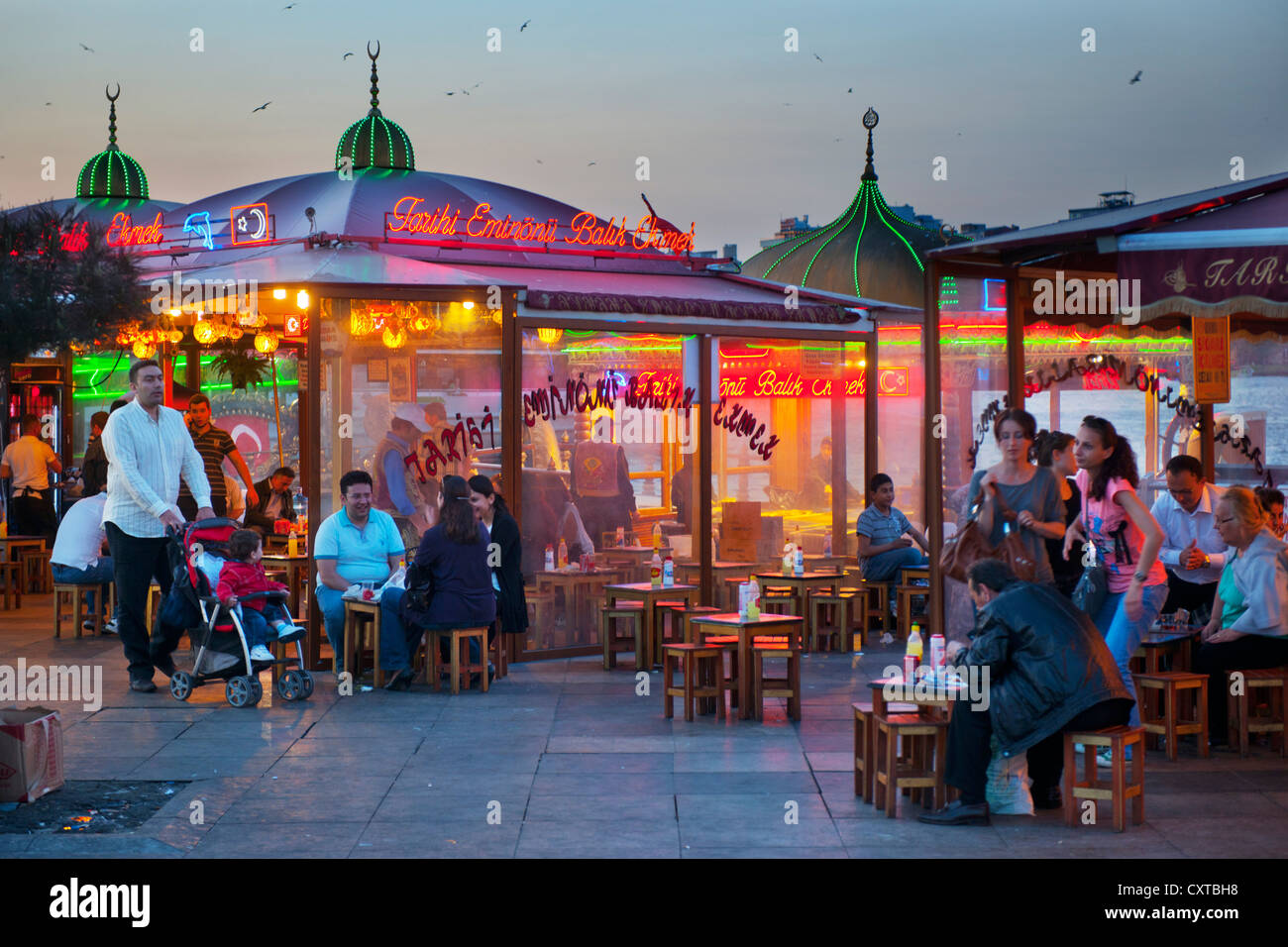 Türkei, Estambul, Eminönü, Platz der Galatabrücke mit den berühmten Balik Ekmek, ein Fischbrötchen mit Salat. Foto de stock
