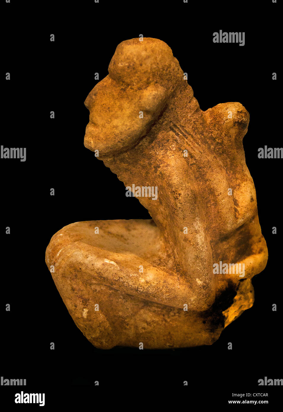 Mujer de mármol figura Egeo neolítico final 5000-3500 A.C. grotesca figura femenina niño aferrándose a su espalda griego Grecia Foto de stock