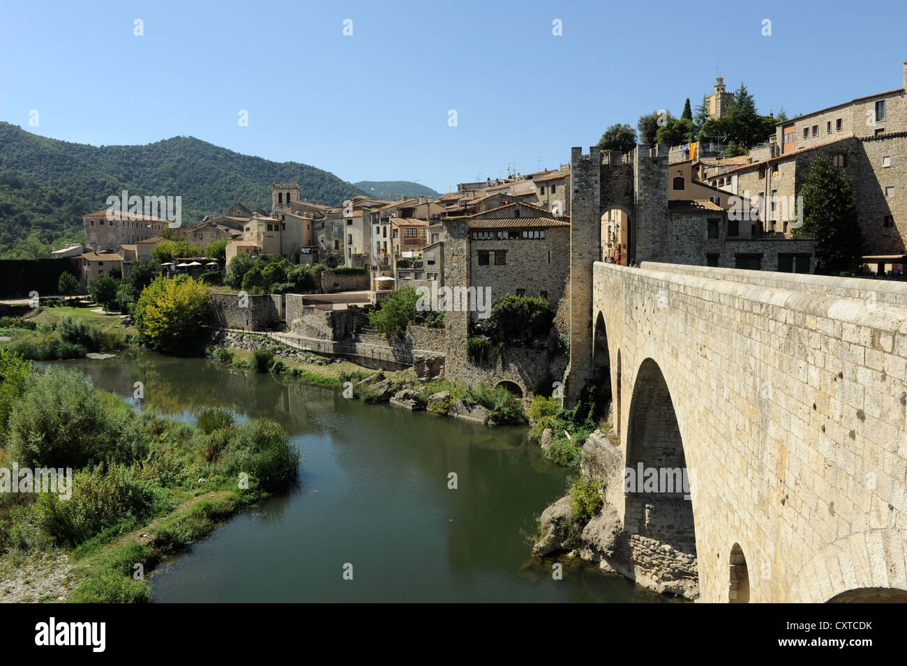 Puente fortificado sobre el río Fluvia en la ciudad medieval de Besalú, Cataluña, España Foto de stock