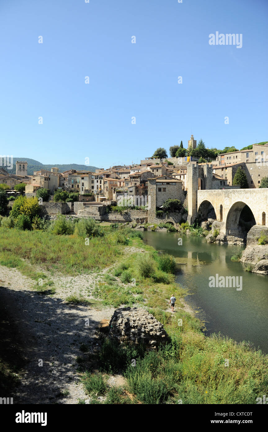 Puente fortificado sobre el río Fluvia en la ciudad medieval de Besalú, Cataluña, España Foto de stock