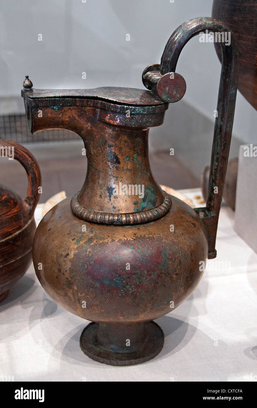 6º - la jarra de bronce del siglo V A.C. este arcaico griego Grecia Foto de stock