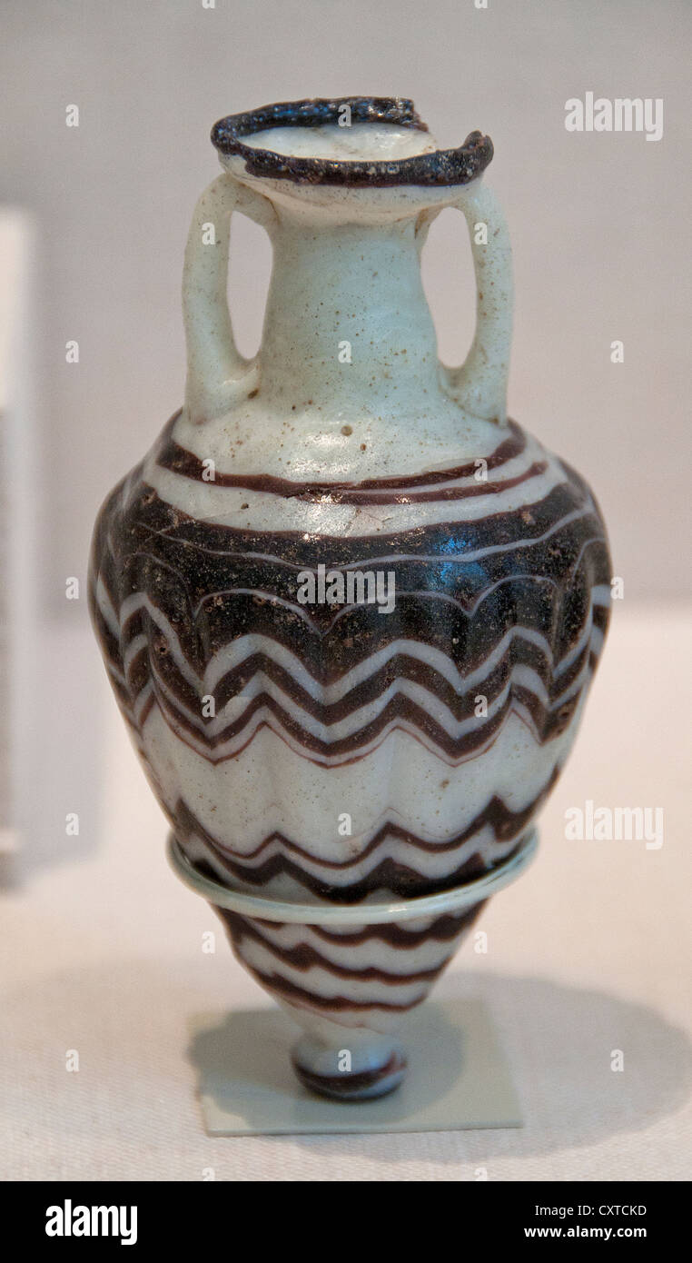 Núcleo de vidrio formado este jarrón griego Grecia Alabastron Amphoriskos 525-425 A.C. Foto de stock