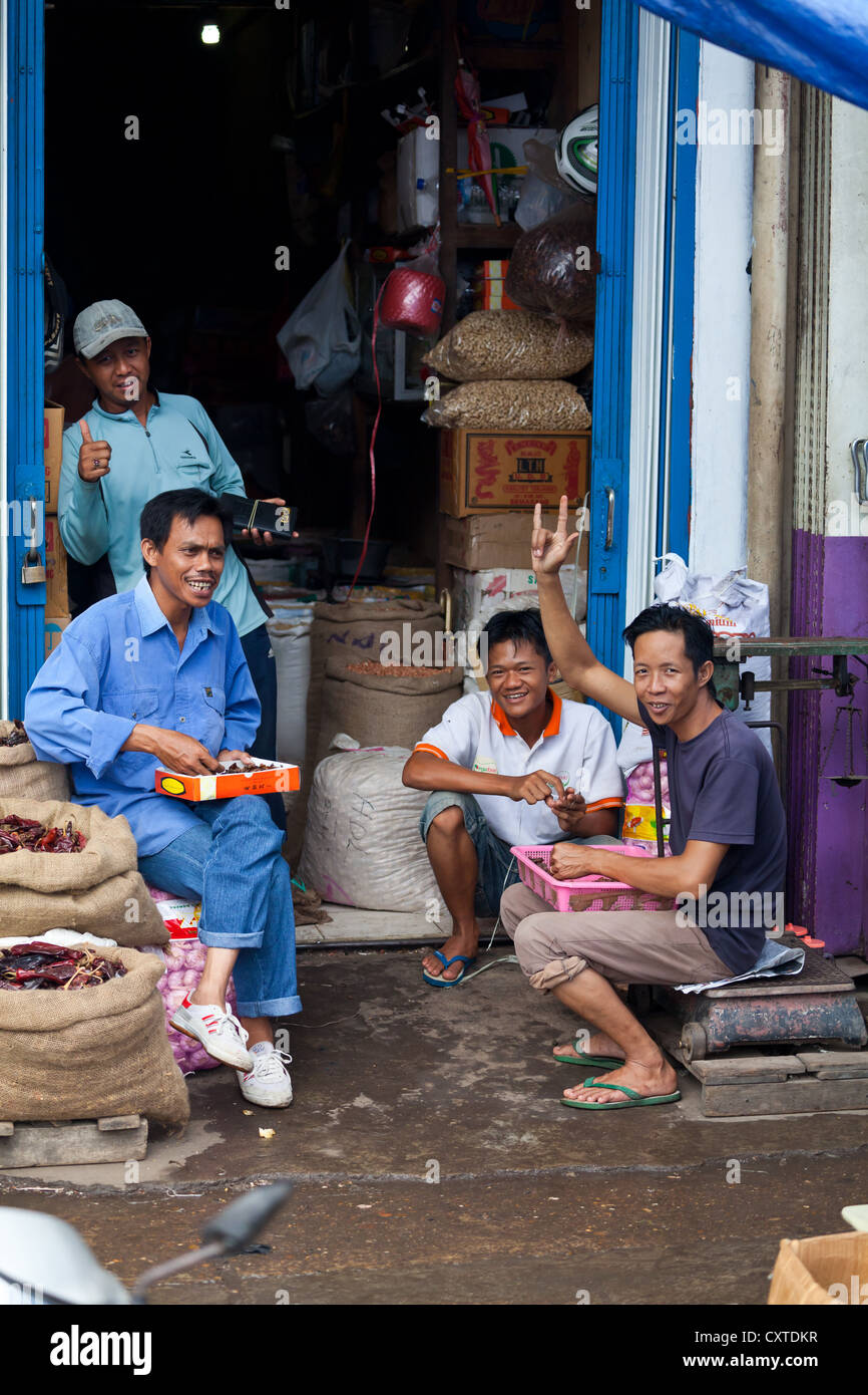 La vida en la calle, en Banjarmasin, Indonesia Foto de stock