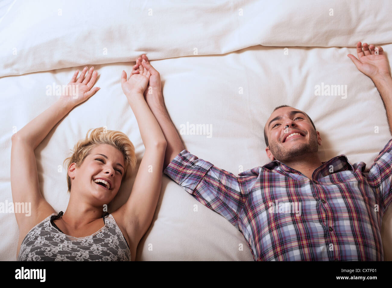 Par relajarse en la habitación del hotel cama Foto de stock