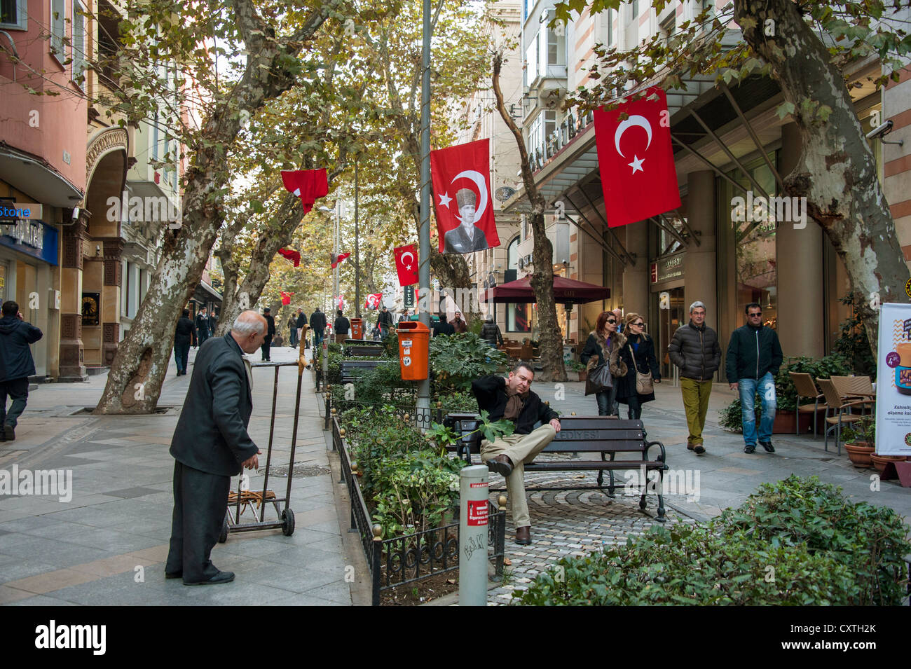 Calle peatonal con grandes banderas turcas cerca del Gran Bazar de Estambul TURQUÍA Foto de stock