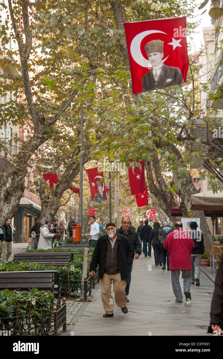 Calle peatonal con grandes banderas turcas cerca del Gran Bazar de Estambul TURQUÍA Foto de stock