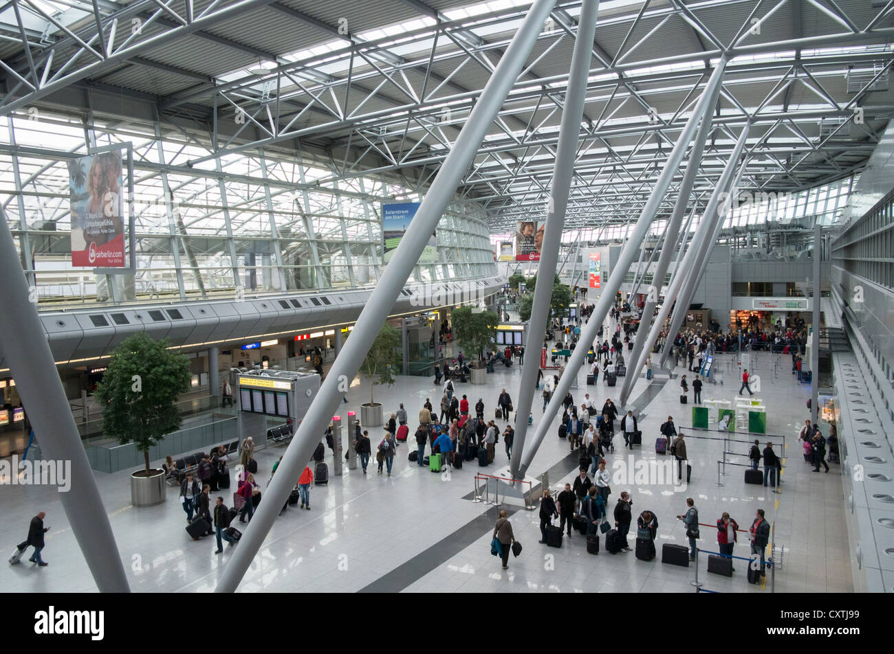 Interior del edificio de la terminal de pasajeros en el Aeropuerto Internacional de Dusseldorf en Alemania Foto de stock