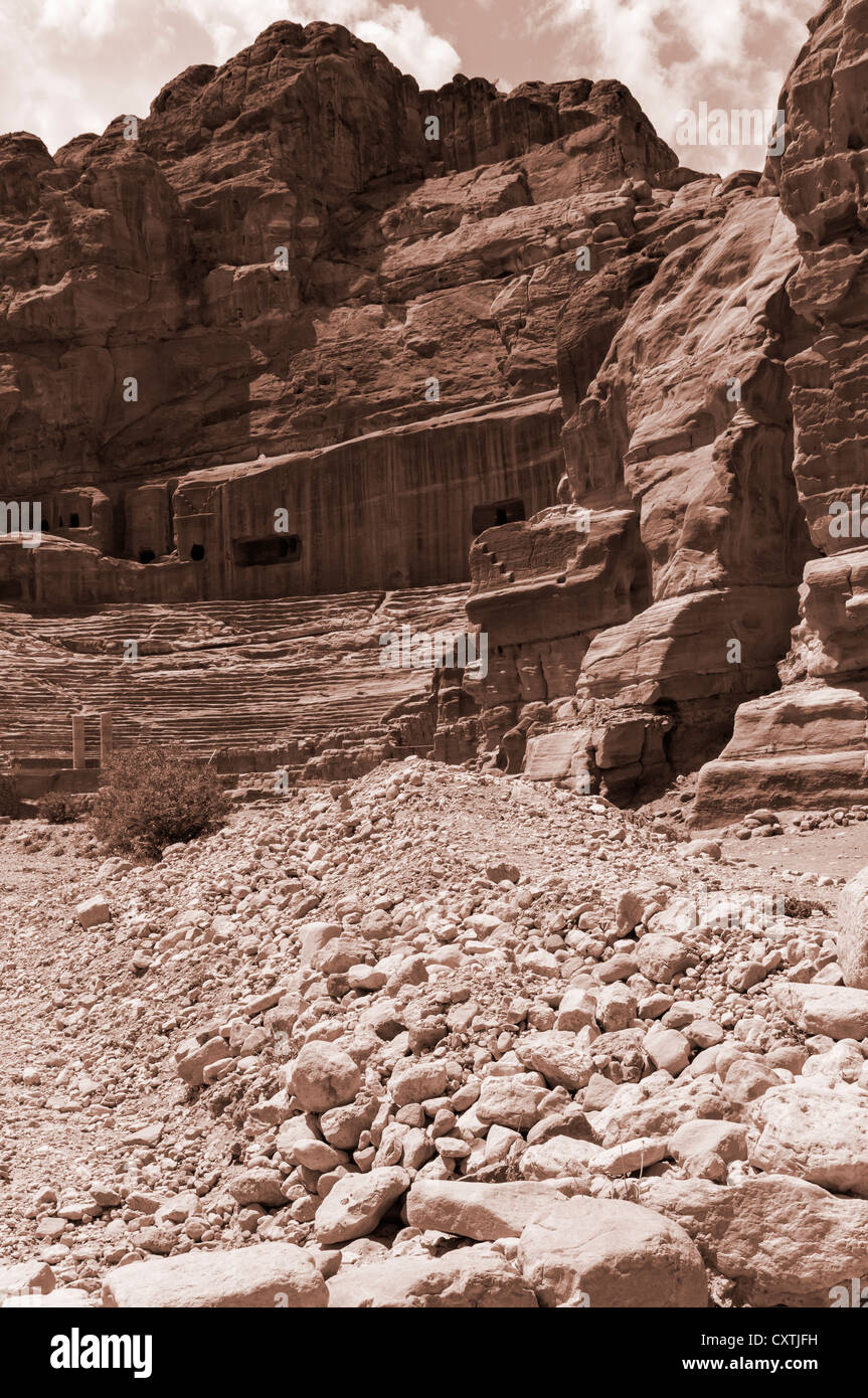 Teatro romano desde el norte, Petra, Jordania Foto de stock