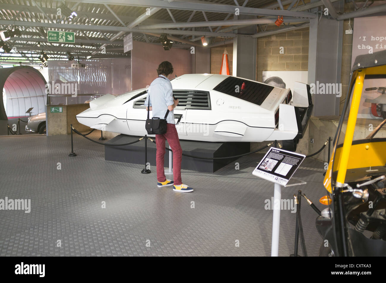 dh Museo Nacional del Motor Reino Unido BEAULIEU MUSEOS HAMPSHIRE INGLATERRA Hombre Mirando a 1977 visitantes de la exhibición del coche de Lotus Esprit James Bond exposición Foto de stock