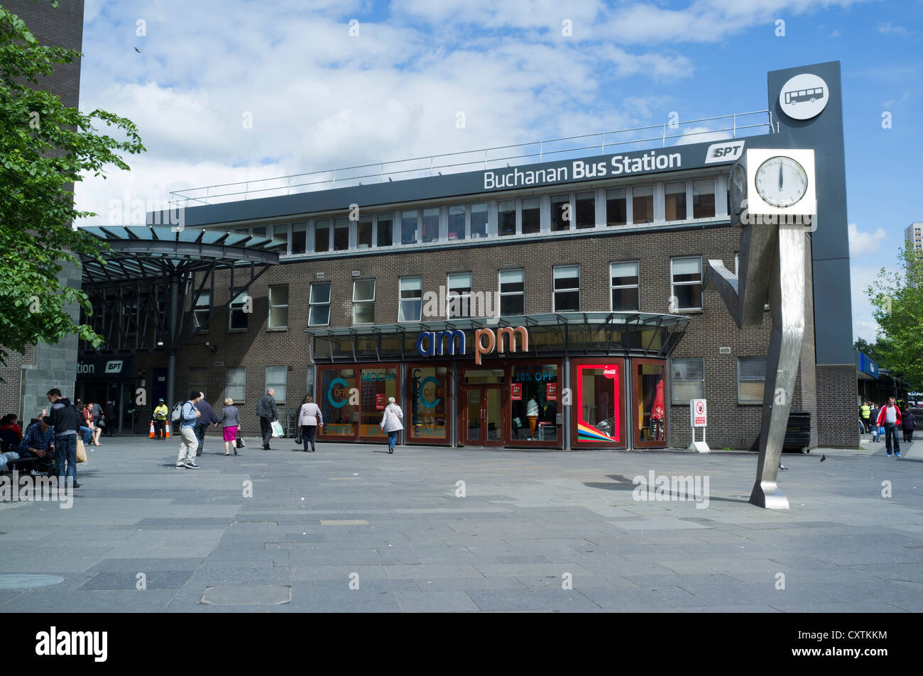 Dh Buchanan Street la estación de autobuses de la estación de autobús de la calle Glasgow Escocia escultura moderna terminal de reloj Foto de stock